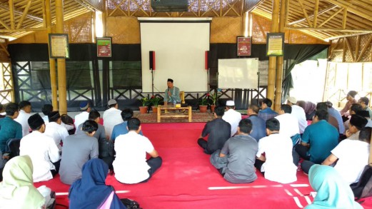 Simultaneously the Islamic Studies Management of Waroeng SS